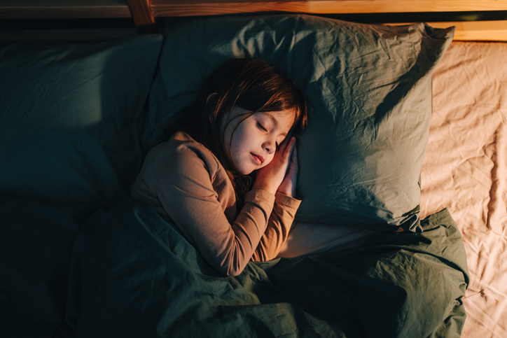 「うちの子、寝るの遅いかも…」その影響、想像以上かもしれません